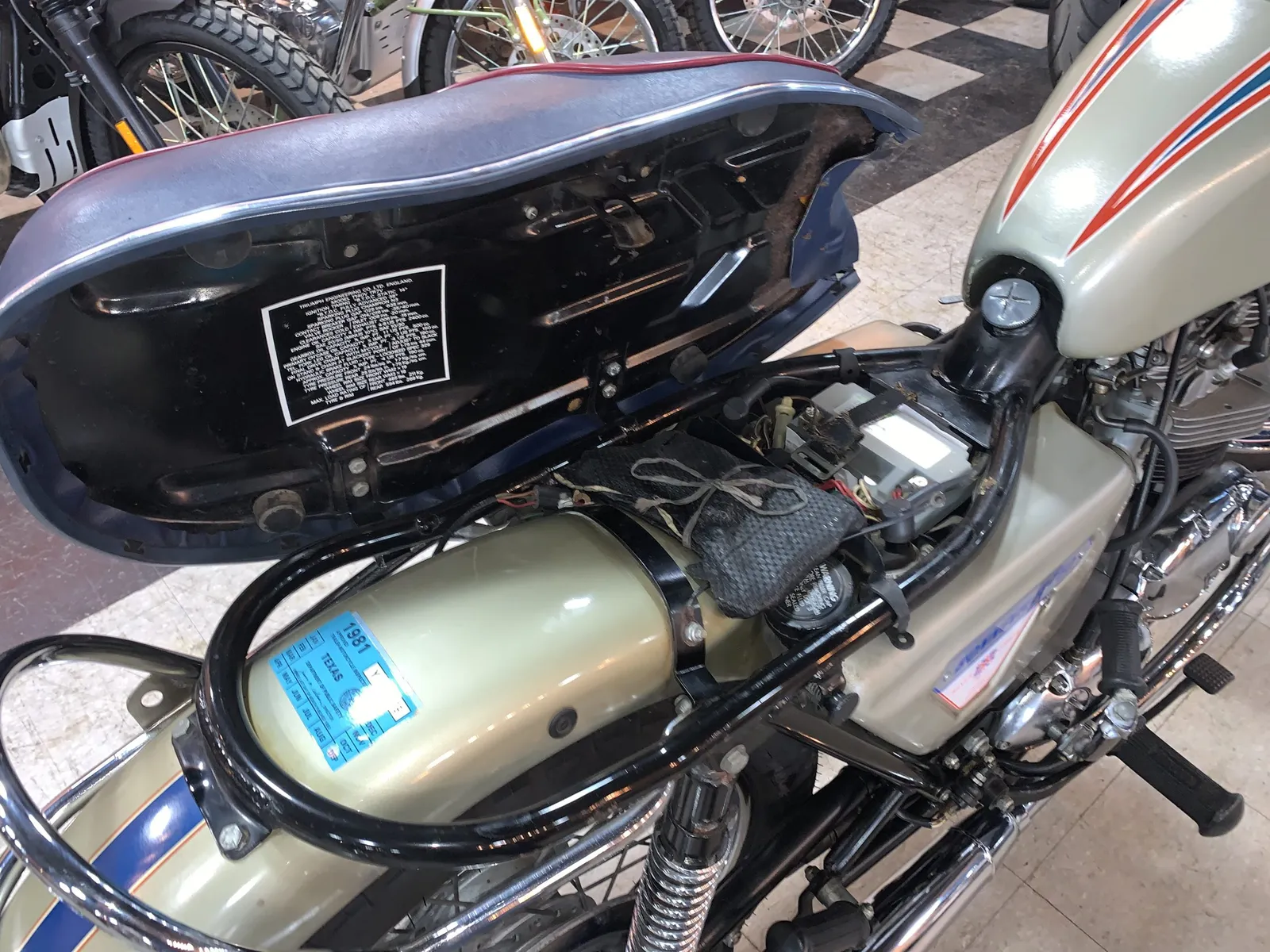 1977 Triumph T140 “Silver Jubilee”, motorcycle detail photo 9, for sale in San Antonio