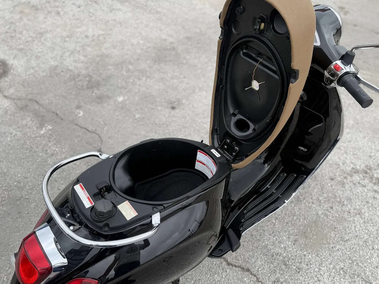 2020 Vespa Primavera 150 only 169 miles!, motorcycle detail photo 8, for sale in San Antonio