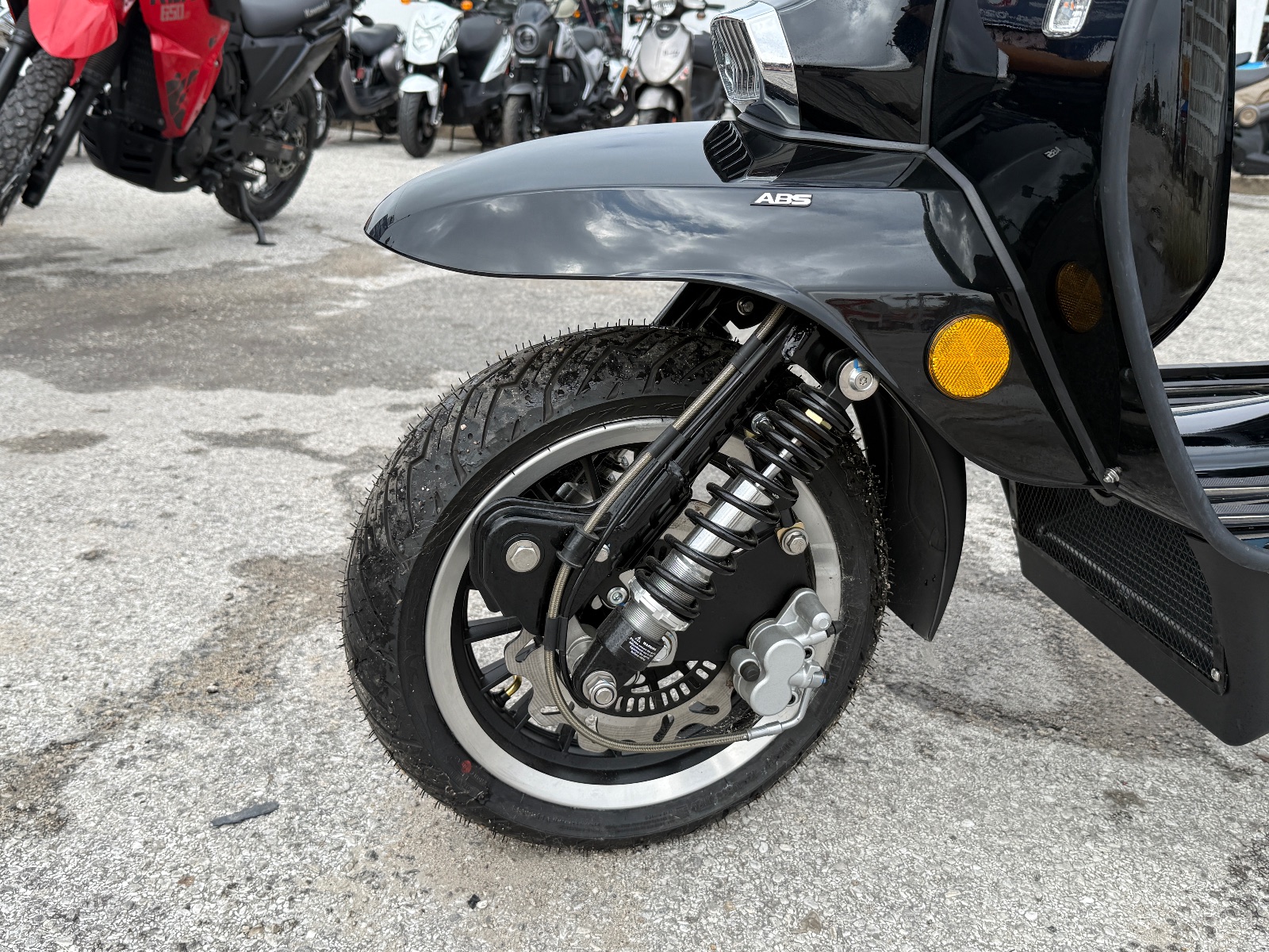 2025 Royal Alloy Grand Prix 300 s
Enjoy a truly authentic retro scooter that is made of steel! This 300 cc powerhouse, listing photo 8 at The Motorcycle Shop