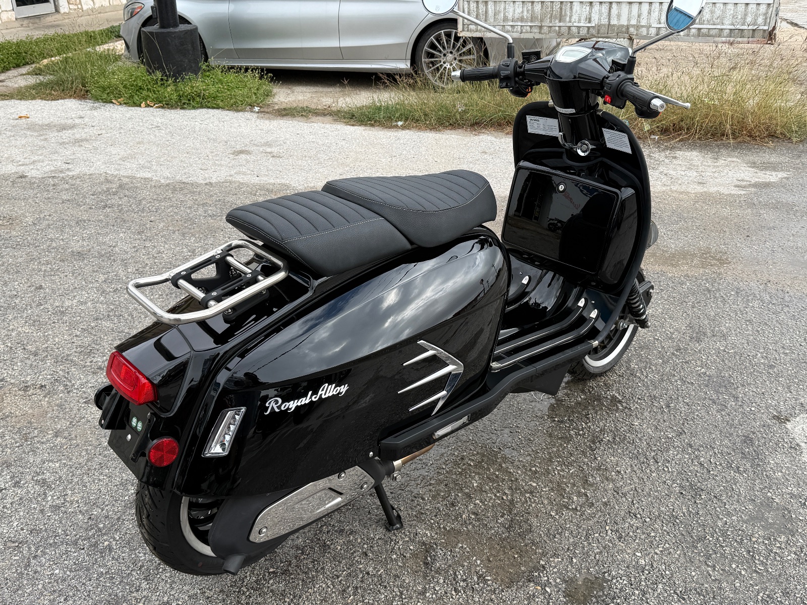 2025 Royal Alloy Grand Prix 300 s
Enjoy a truly authentic retro scooter that is made of steel! This 300 cc powerhouse, listing photo 6 at The Motorcycle Shop