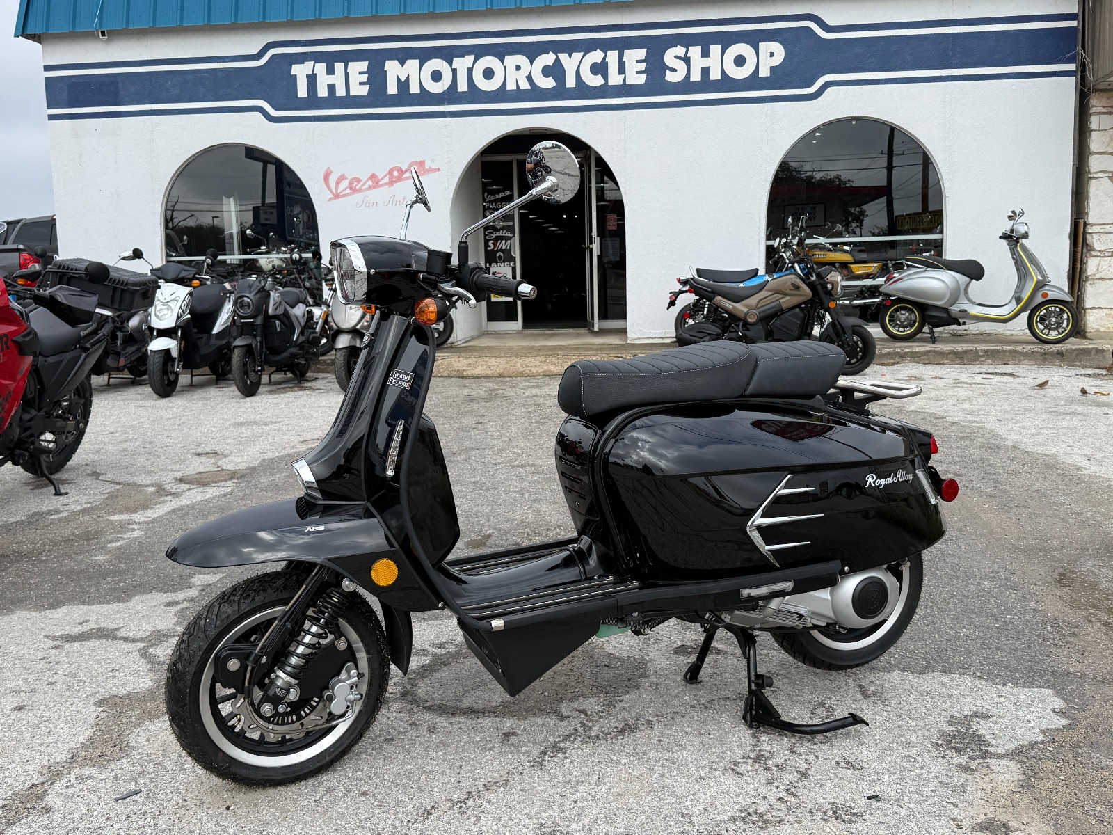 2025 Royal Alloy Grand Prix 300 s
Enjoy a truly authentic retro scooter that is made of steel! This 300 cc powerhouse, listing photo 7 at The Motorcycle Shop