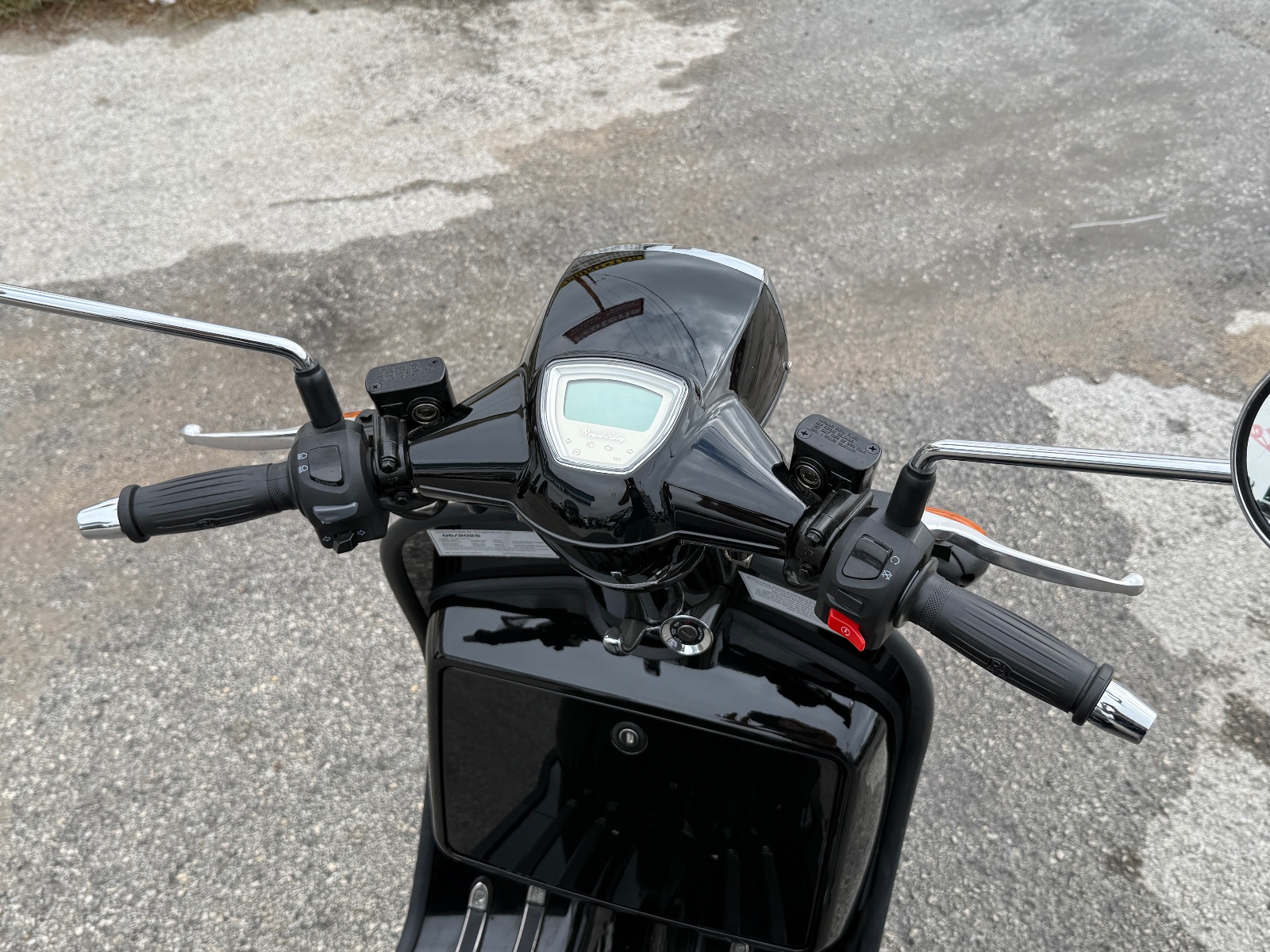 2025 Royal Alloy Grand Prix 300 s
Enjoy a truly authentic retro scooter that is made of steel! This 300 cc powerhouse, listing photo 4 at The Motorcycle Shop