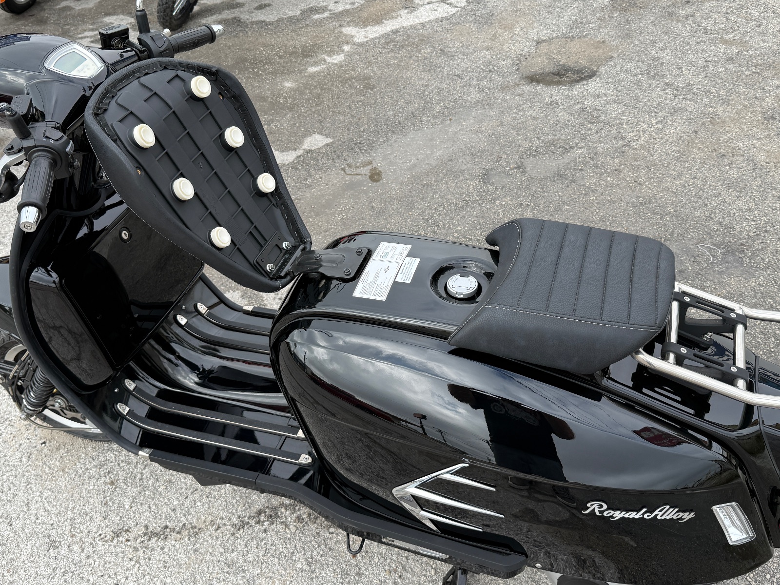 2025 Royal Alloy Grand Prix 300 s
Enjoy a truly authentic retro scooter that is made of steel! This 300 cc powerhouse, listing photo 10 at The Motorcycle Shop